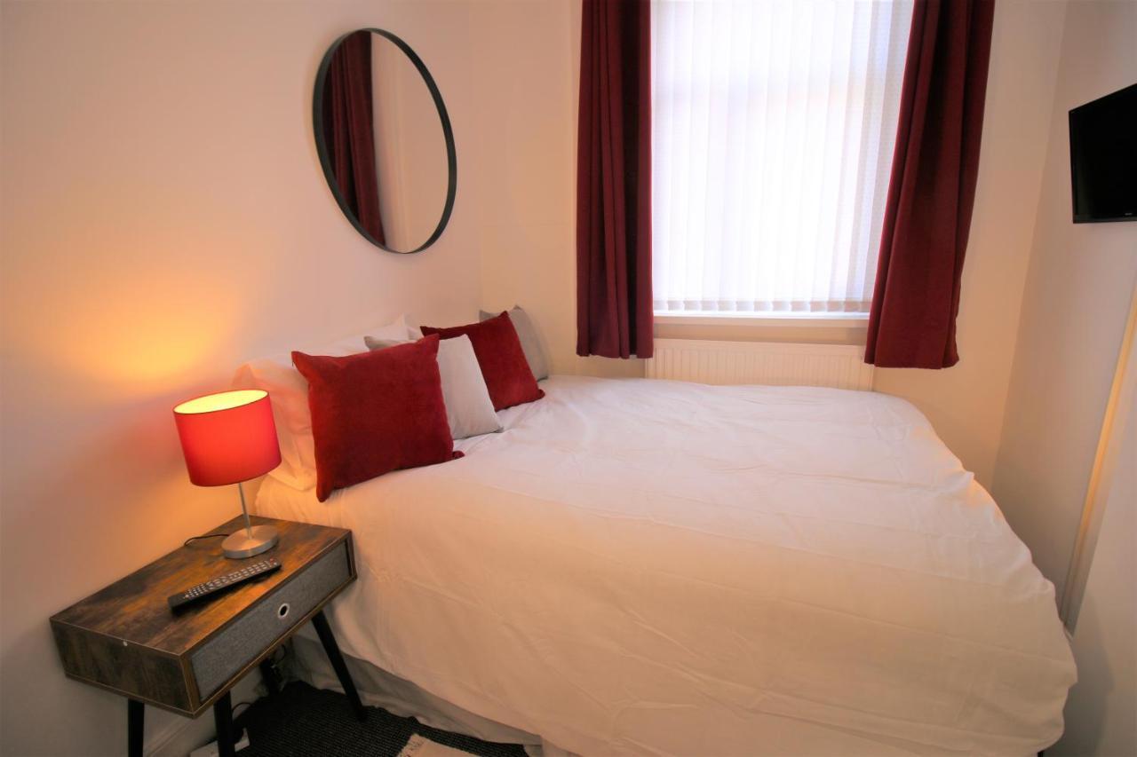 Three Bedroom Townhouse - Free Local Parking - By Property Promise カーディフ エクステリア 写真